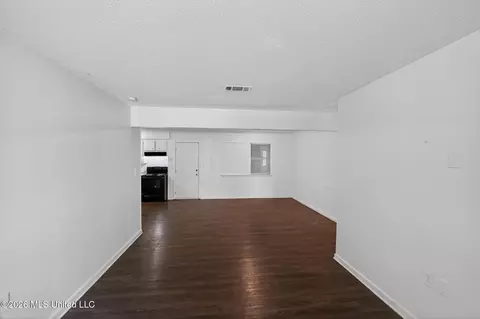 Living - 5770 Queen Mary Ln, Jackson, MS 39209 photo 6 of 6