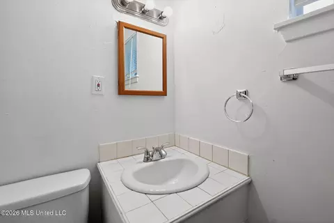 Bath - 5770 Queen Mary Ln, Jackson, MS 39209 photo 2 of 4