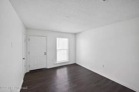 Living - 5770 Queen Mary Ln, Jackson, MS 39209 photo 3 of 6