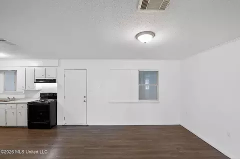 Living - 5770 Queen Mary Ln, Jackson, MS 39209 photo 5 of 6