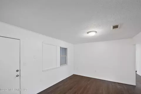 Living - 5770 Queen Mary Ln, Jackson, MS 39209 photo 1 of 6