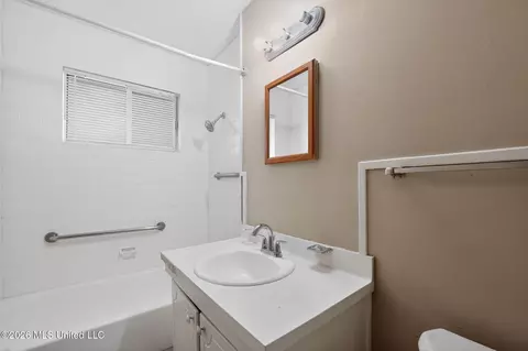 Bath - 117 James Monroe Pl, Jackson, MS 39213 photo 4 of 4