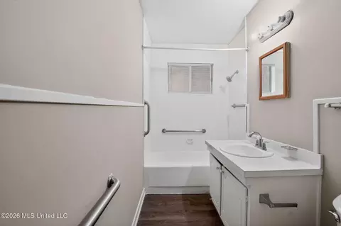 Bath - 117 James Monroe Pl, Jackson, MS 39213 photo 1 of 4