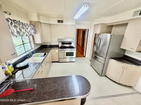 Kitchen - 405 Preston St, Benoit, MS 38725 photo 2 of 2