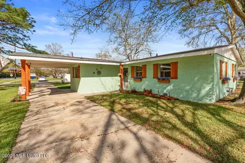 1903 Meadowbrook St, Pascagoula, MS 39567