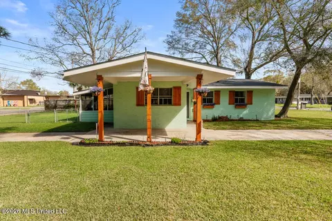 1903 Meadowbrook St, Pascagoula, MS 39567