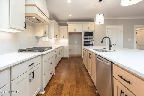 Kitchen - 1694 Bakersfield Way, Nesbit, MS 38651 photo 3 of 3