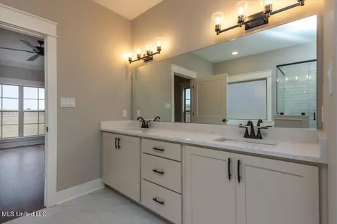 Bath - 1694 Bakersfield Way, Nesbit, MS 38651 photo 2 of 5