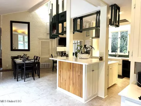 Kitchen - 102 Dana Rd, Natchez, MS 39120 photo 6 of 11