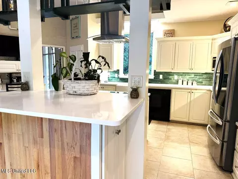 Kitchen - 102 Dana Rd, Natchez, MS 39120 photo 11 of 11