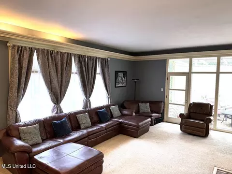 Living - 102 Dana Rd, Natchez, MS 39120 photo 4 of 8