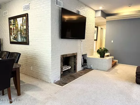 Living - 102 Dana Rd, Natchez, MS 39120 photo 2 of 8