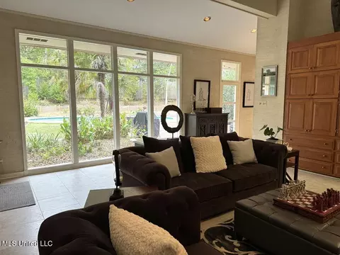 Living - 102 Dana Rd, Natchez, MS 39120 photo 6 of 8