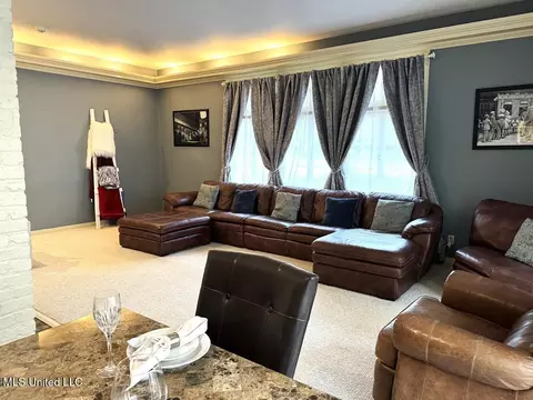 Living - 102 Dana Rd, Natchez, MS 39120 photo 1 of 8