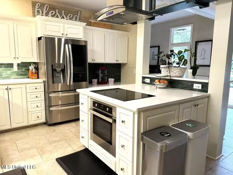 Kitchen - 102 Dana Rd, Natchez, MS 39120 photo 8 of 11