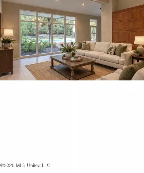 Living - 102 Dana Rd, Natchez, MS 39120 photo 2 of 3