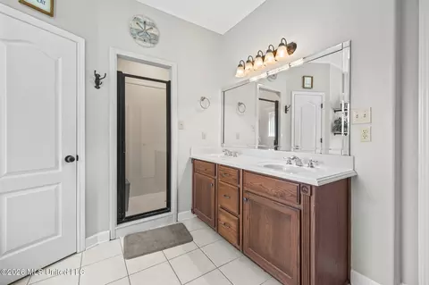 Bath - 1735 Keenlan Dr, Hernando, MS 38632 photo 2 of 3