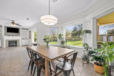 Dining - 1735 Keenlan Dr, Hernando, MS 38632 photo 2 of 2