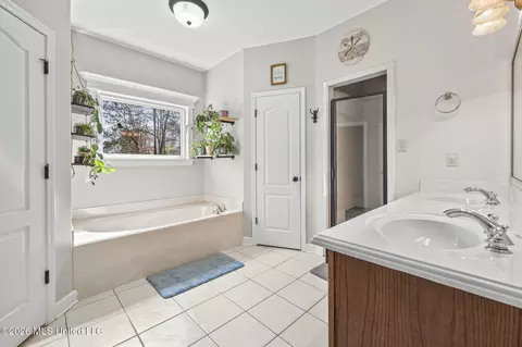 Bath - 1735 Keenlan Dr, Hernando, MS 38632 photo 1 of 3