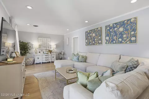 Living - 4311 Roswell Ct, Jackson, MS 39211 photo 2 of 4