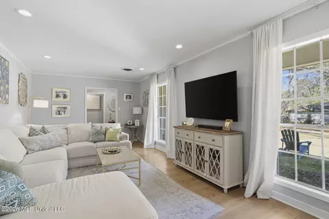 Living - 4311 Roswell Ct, Jackson, MS 39211 photo 3 of 4
