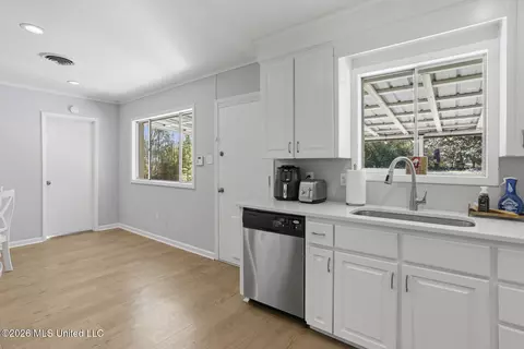 Kitchen - 4311 Roswell Ct, Jackson, MS 39211 photo 2 of 4