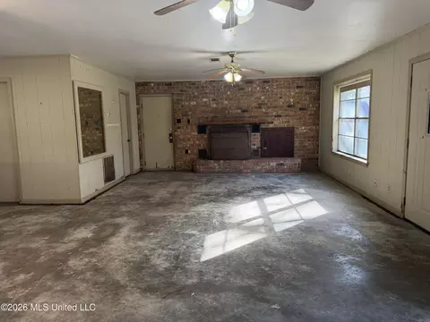 Living - 11 Knotts Rd, Natchez, MS 39120 photo 2 of 3
