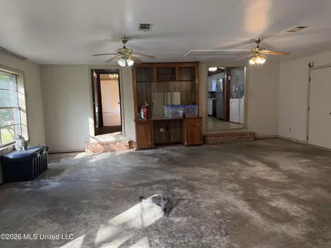Living - 11 Knotts Rd, Natchez, MS 39120 photo 1 of 3