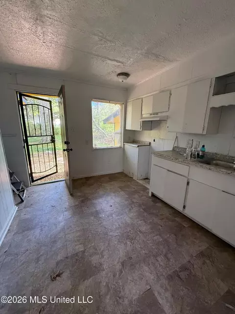 1136 Killarney St, Jackson, MS 39212 photo 2