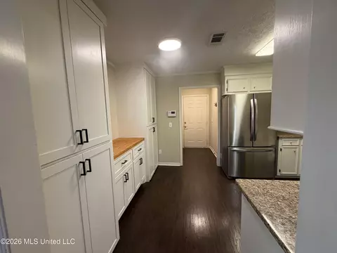 Entry Way - 490 Brookstone Dr, Madison, MS 39110 photo 4 of 6
