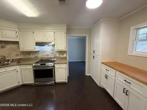 Kitchen - 490 Brookstone Dr, Madison, MS 39110 photo 3 of 7