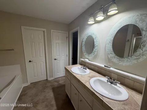 Bath - 490 Brookstone Dr, Madison, MS 39110 photo 2 of 4