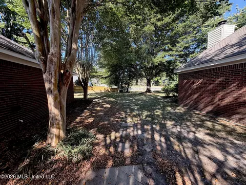 Exterior - 490 Brookstone Dr, Madison, MS 39110 photo 6 of 17