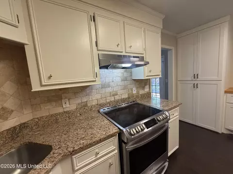 Kitchen - 490 Brookstone Dr, Madison, MS 39110 photo 5 of 7