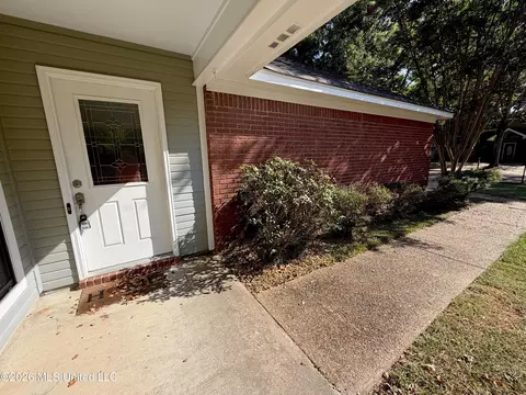 Exterior - 490 Brookstone Dr, Madison, MS 39110 photo 13 of 17