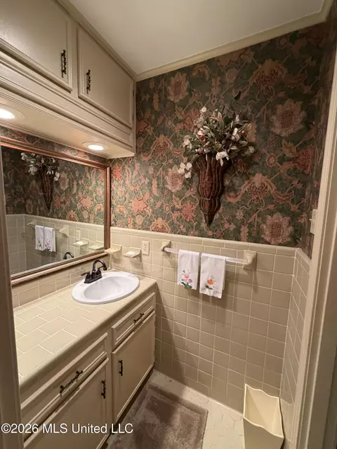 Bath - 213 Forrest Dr, Natchez, MS 39120 photo 2 of 3