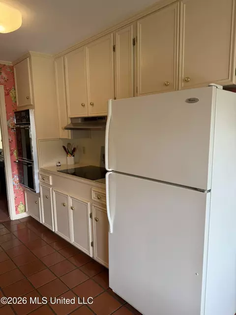 Kitchen - 213 Forrest Dr, Natchez, MS 39120 photo 2 of 2