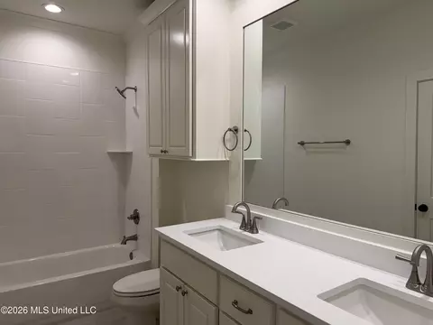 Bath - 805 Albany St, Brandon, MS 39042 photo 5 of 5