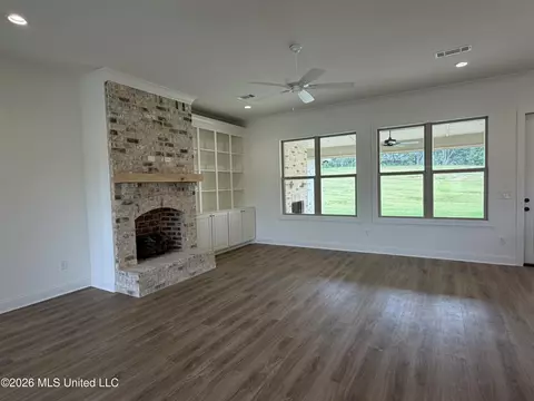 Living - 805 Albany St, Brandon, MS 39042 photo 2 of 3