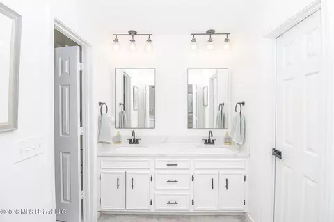 Bath - 2004 S Petit Bois St, Jackson, MS 39211 photo 1 of 11