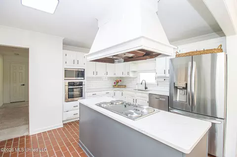 Kitchen - 2004 S Petit Bois St, Jackson, MS 39211 photo 2 of 4