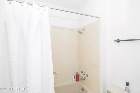 Bath - 2004 S Petit Bois St, Jackson, MS 39211 photo 8 of 11