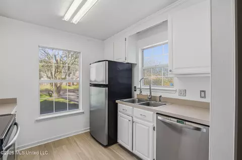 Kitchen - 3037 Willow Dr, Brandon, MS 39042 photo 2 of 3