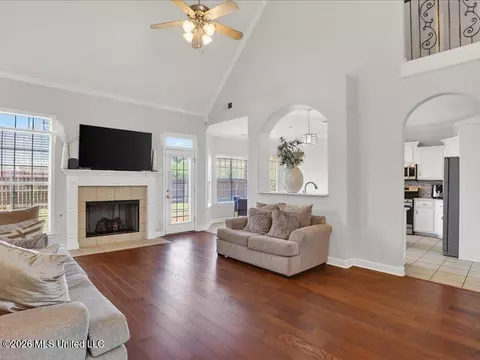 Living - 911 Clair Cv, Hernando, MS 38632 photo 2 of 2