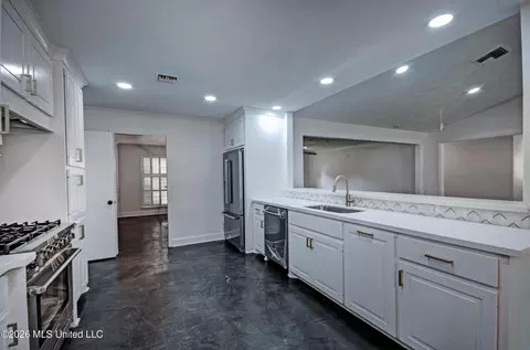 Kitchen - 455 Armour Dr, Jackson, MS 39211 photo 2 of 3