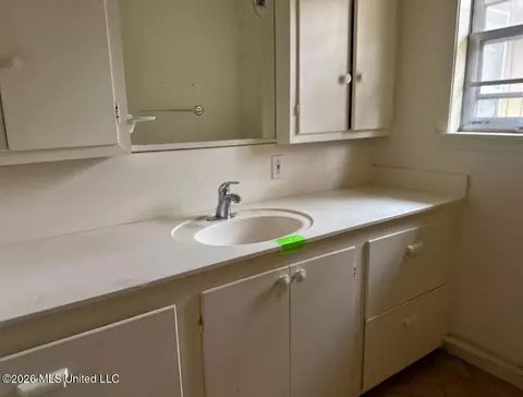 Bath - 945 Park Ln, Jackson, MS 39211 photo 1 of 2