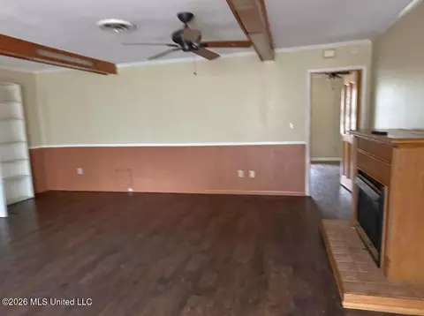 Living - 945 Park Ln, Jackson, MS 39211 photo 1 of 3