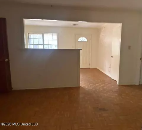 Living - 945 Park Ln, Jackson, MS 39211 photo 2 of 3