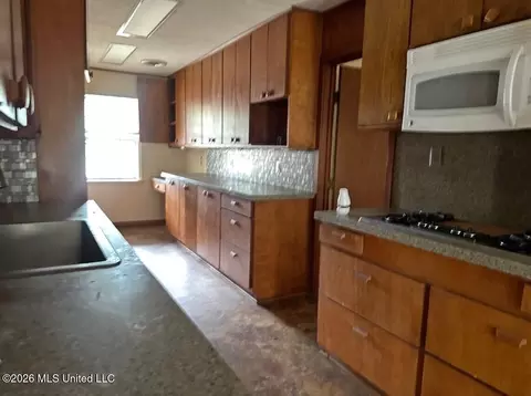 Kitchen - 945 Park Ln, Jackson, MS 39211 photo 1 of 1