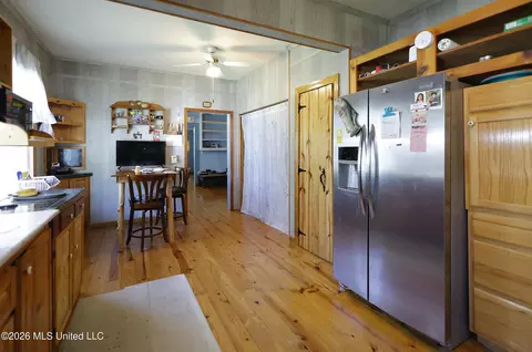 Kitchen - 3112 W Highway 98, Summit, MS 39666 photo 2 of 5